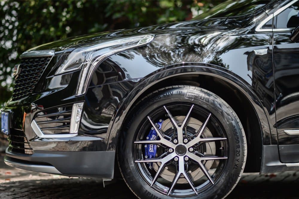 Cadillac XT5 с тормозами SAVANINI