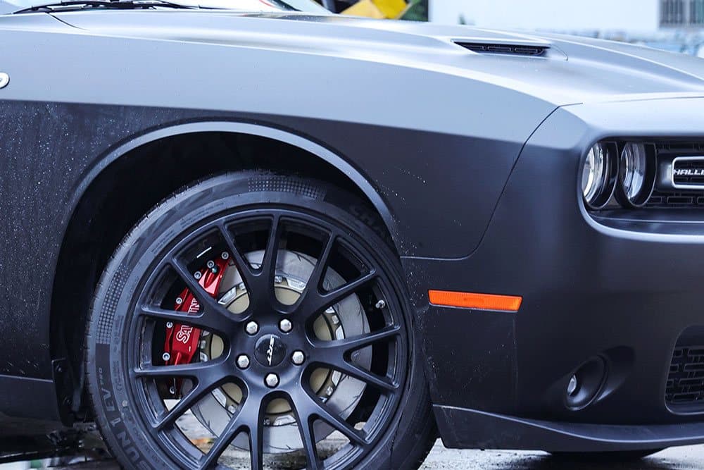 Dodge Challenger с тормозами SAVANINI