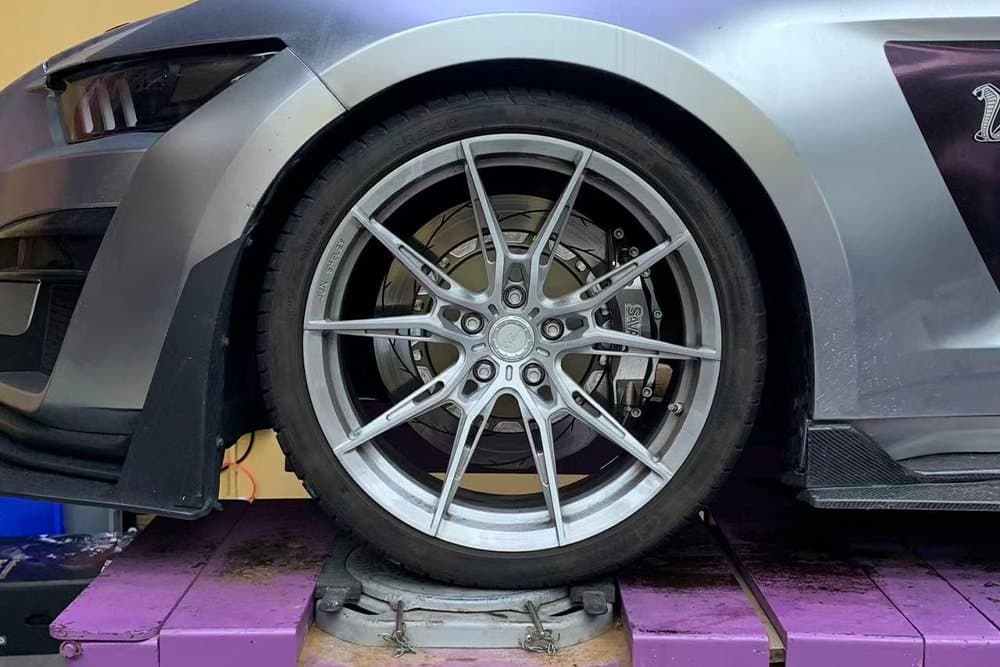 Ford Mustang с тормозами SAVANINI
