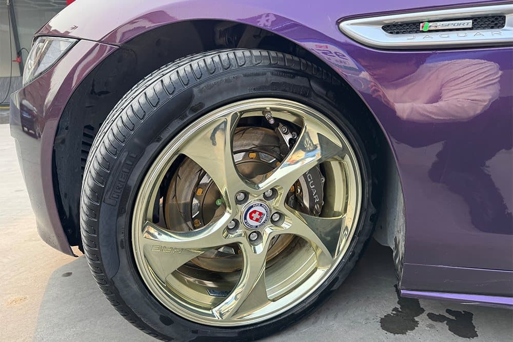 Jaguar XE с тормозами SAVANINI