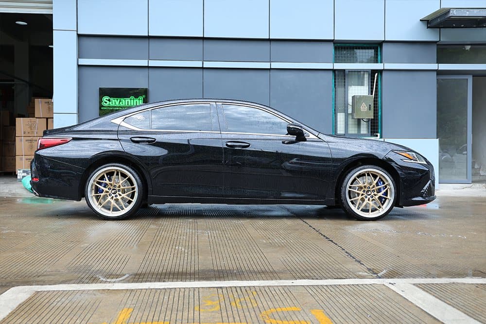 Lexus ES с тормозами SAVANINI