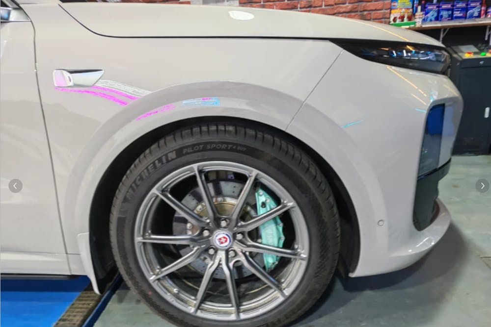 Li Auto L6 с тормозами SAVANINI