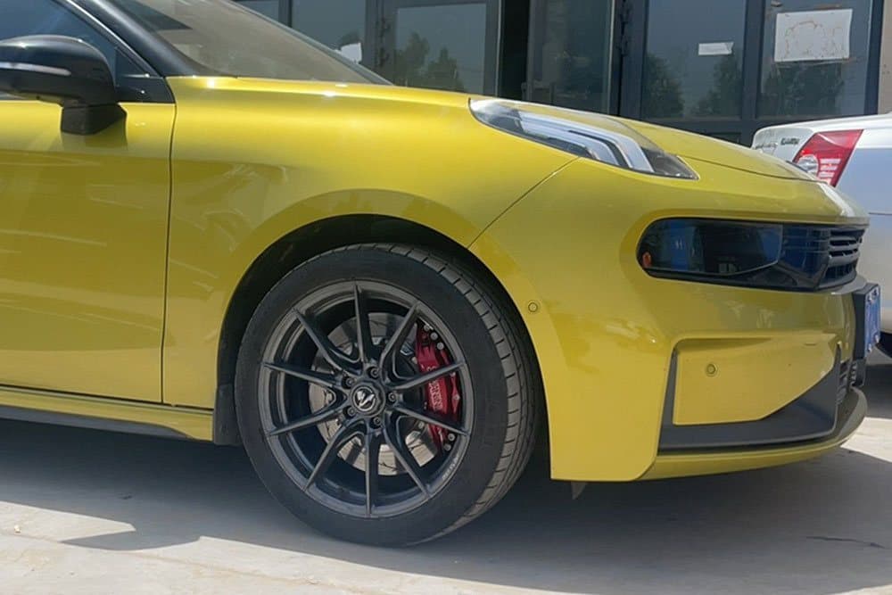 Lynk & Co 03 с тормозами SAVANINI