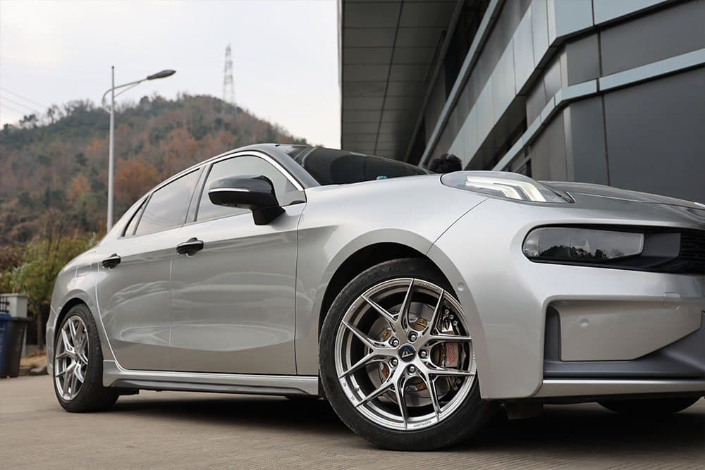 Lynk & Co 03 с тормозами SAVANINI