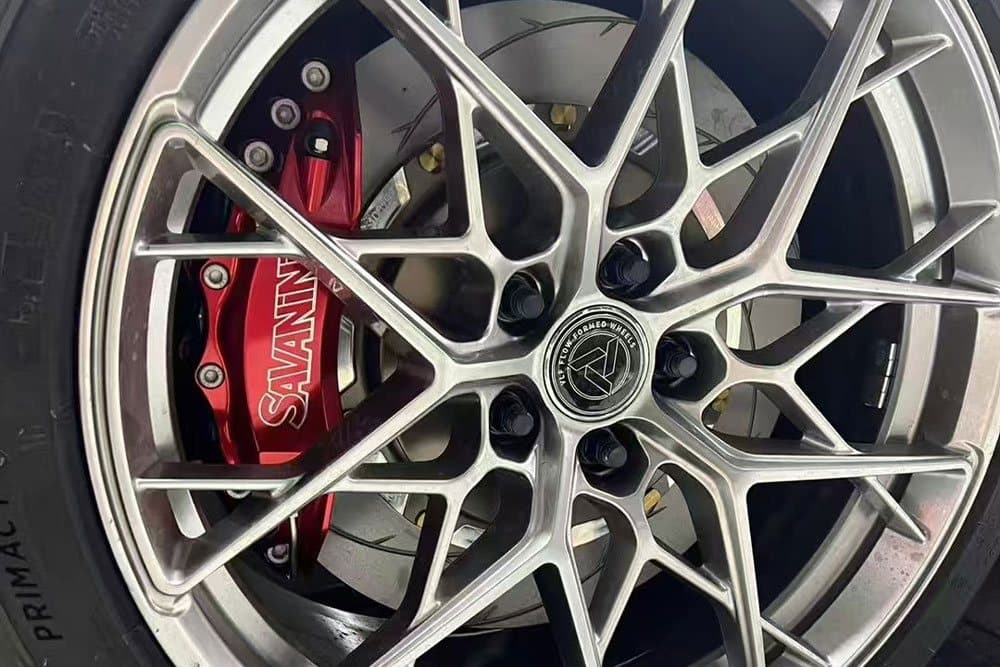 Lynk & Co 07 с тормозами SAVANINI