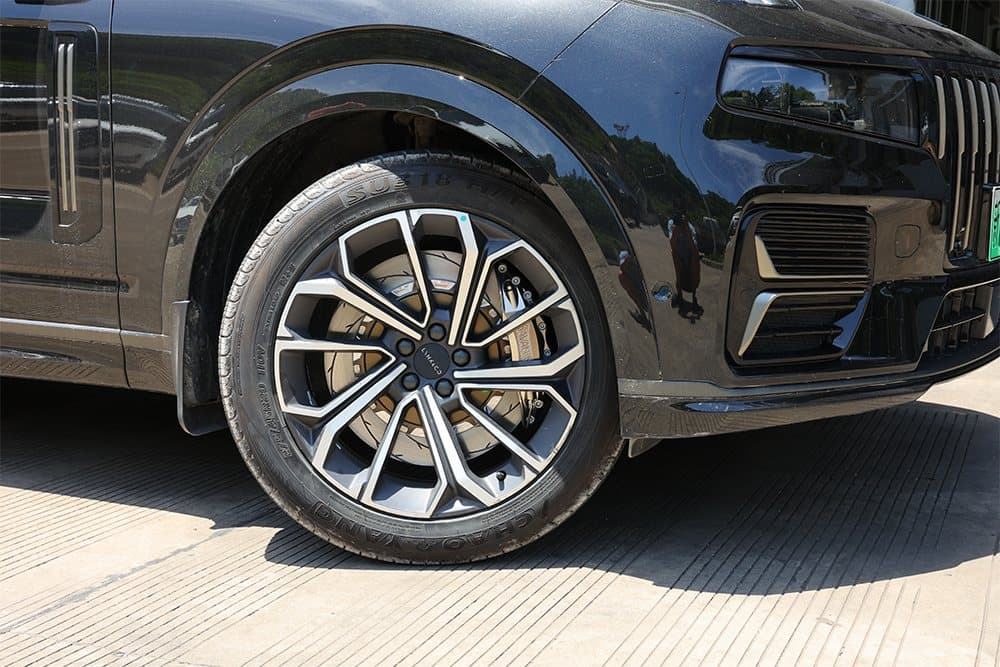 Lynk & Co 09 с тормозами SAVANINI