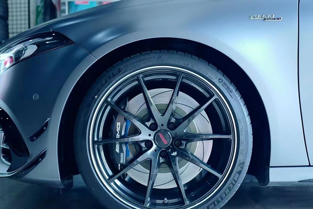 Mercedes-Benz A45 AMG с тормозами SAVANINI