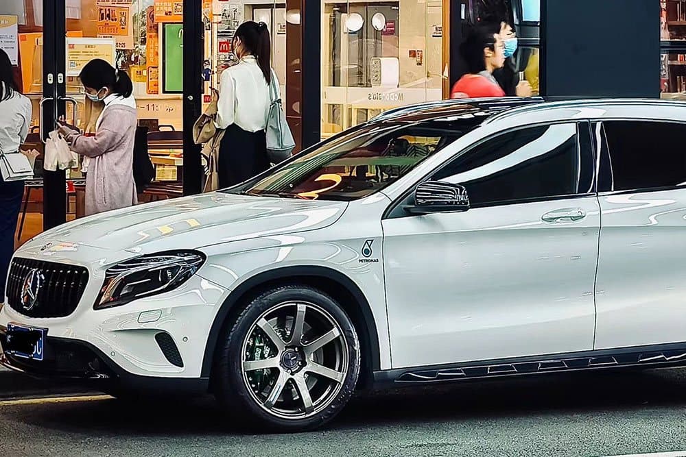 Mercedes-Benz GLA с тормозами SAVANINI