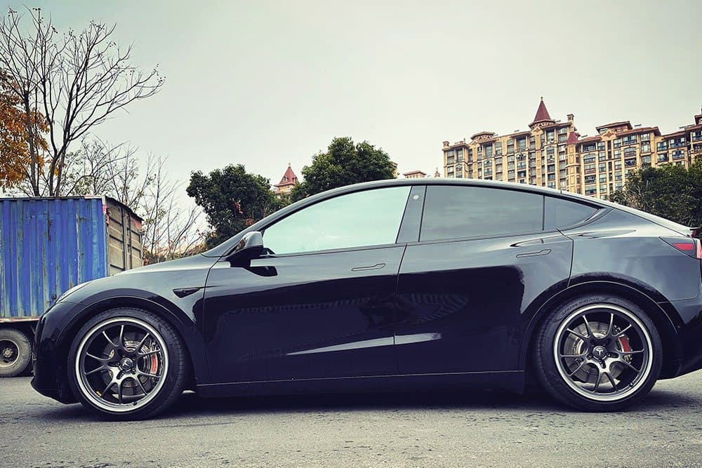 Tesla Model Y с тормозами SAVANINI