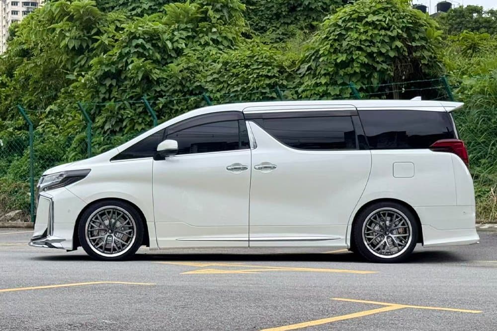 Toyota Alphard с тормозами SAVANINI