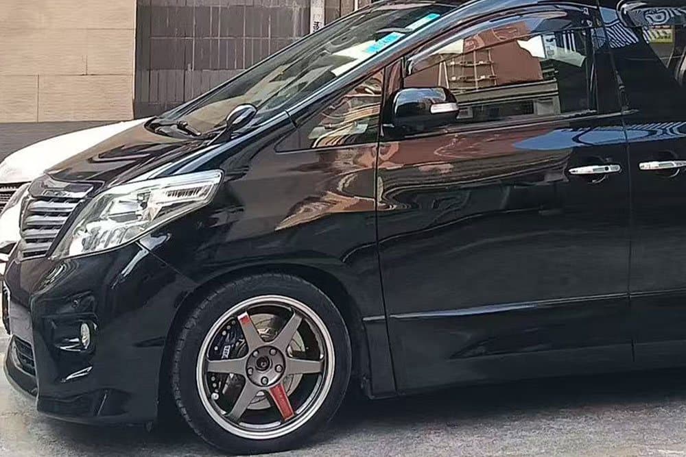 Toyota Alphard с тормозами SAVANINI