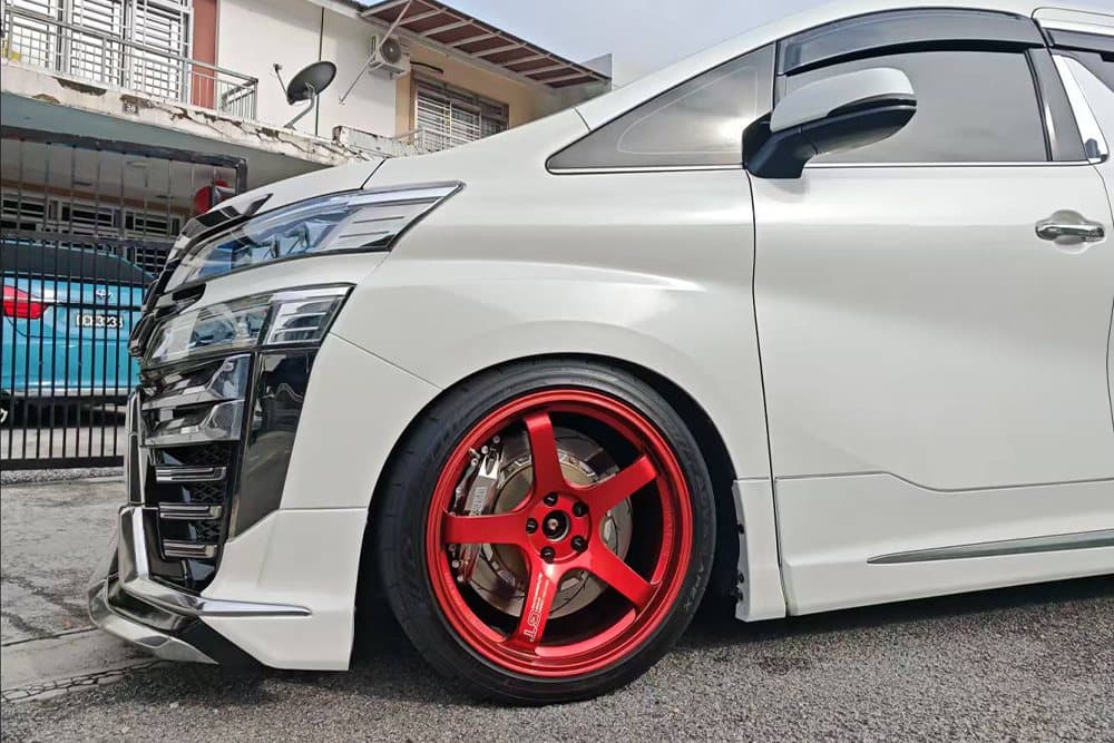 Toyota Vellfire с тормозами SAVANINI