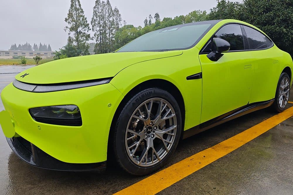 Xpeng P7 с тормозами SAVANINI